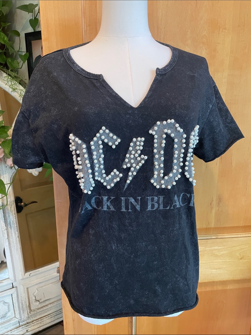 AC/DC Black Pearl-Stud Logo Tee XL V Neck